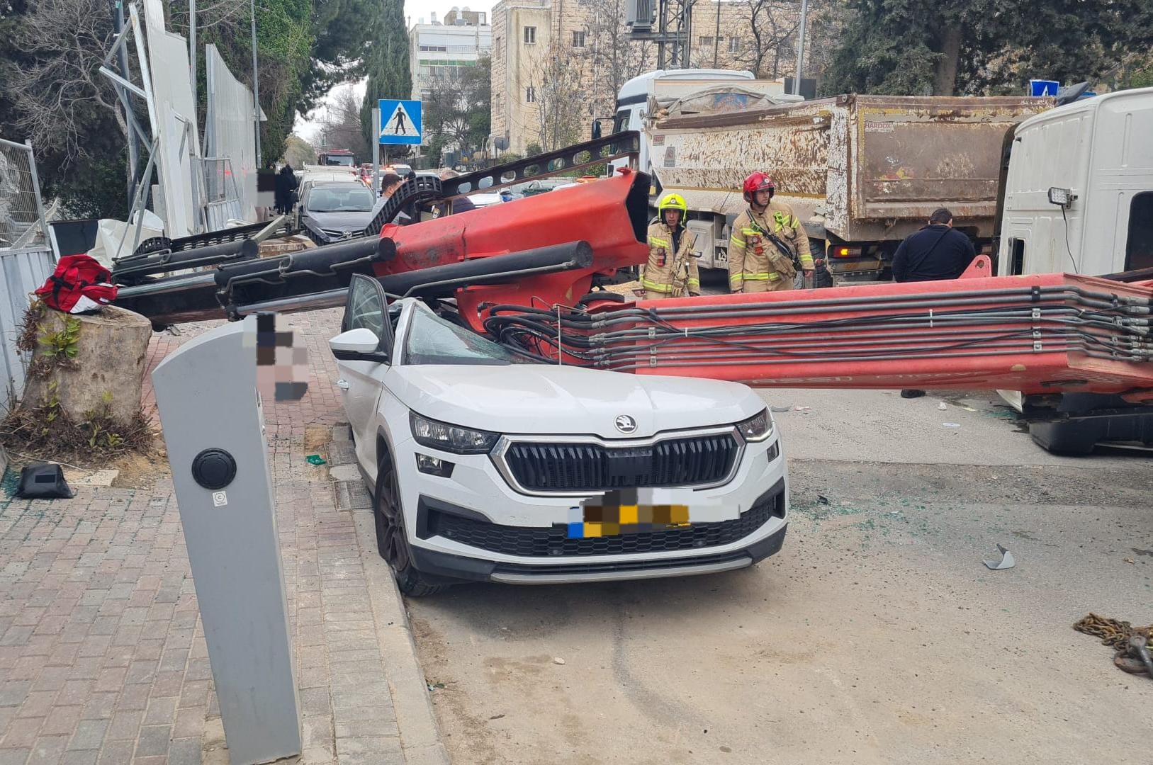 תקרית חריגה בירושלים: בת 70 נפגעה קשה ממשאית מנוף שהתהפכה