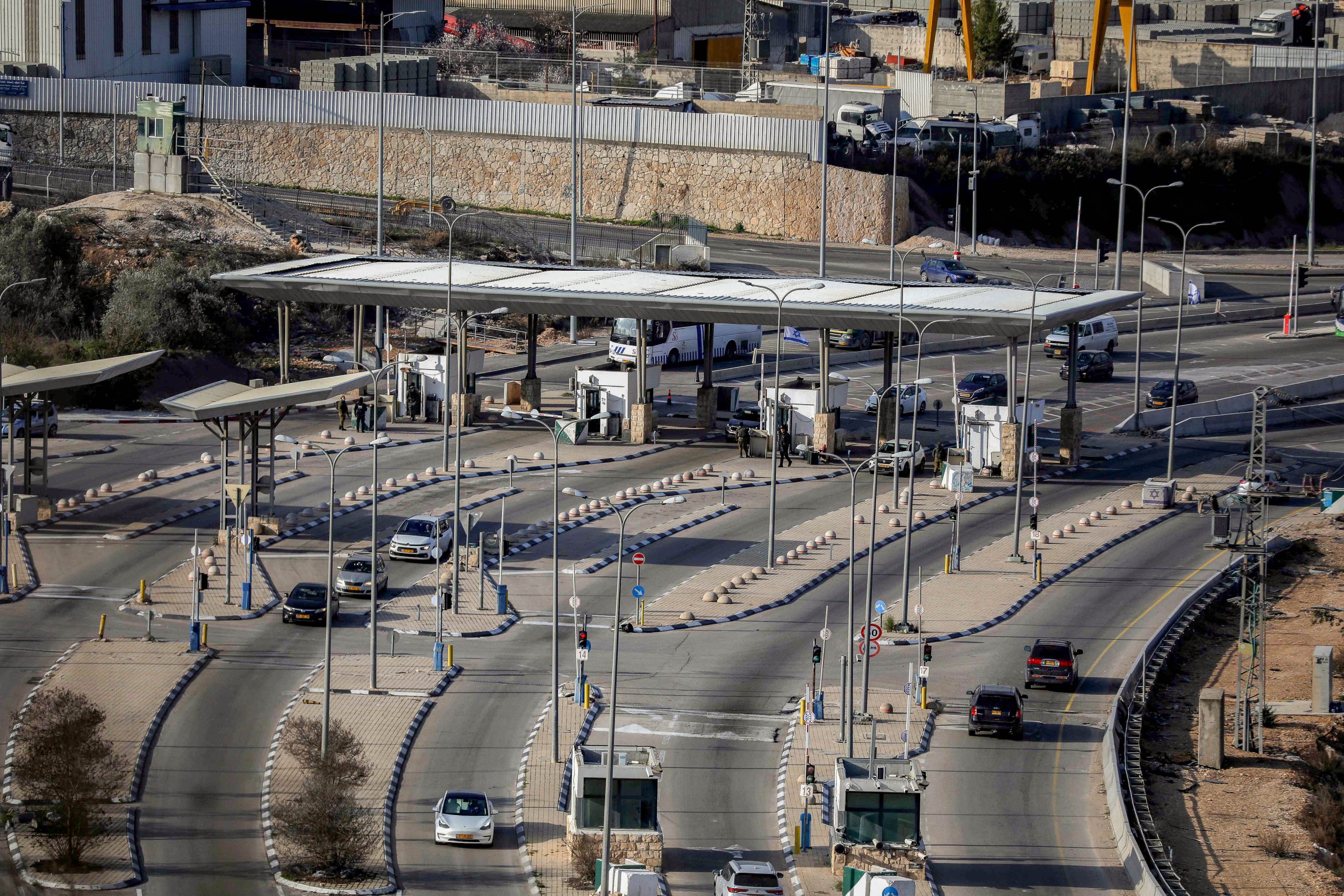 ראשוני: ניסיון דקירה במחסום המנהרות, המחבל נוטרל