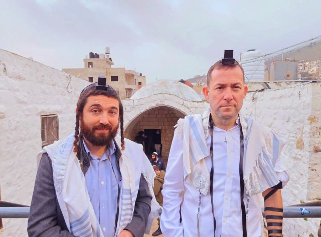 לראשונה מזה 25 שנה: תפילת שחרית לאור יום בקבר יוסף