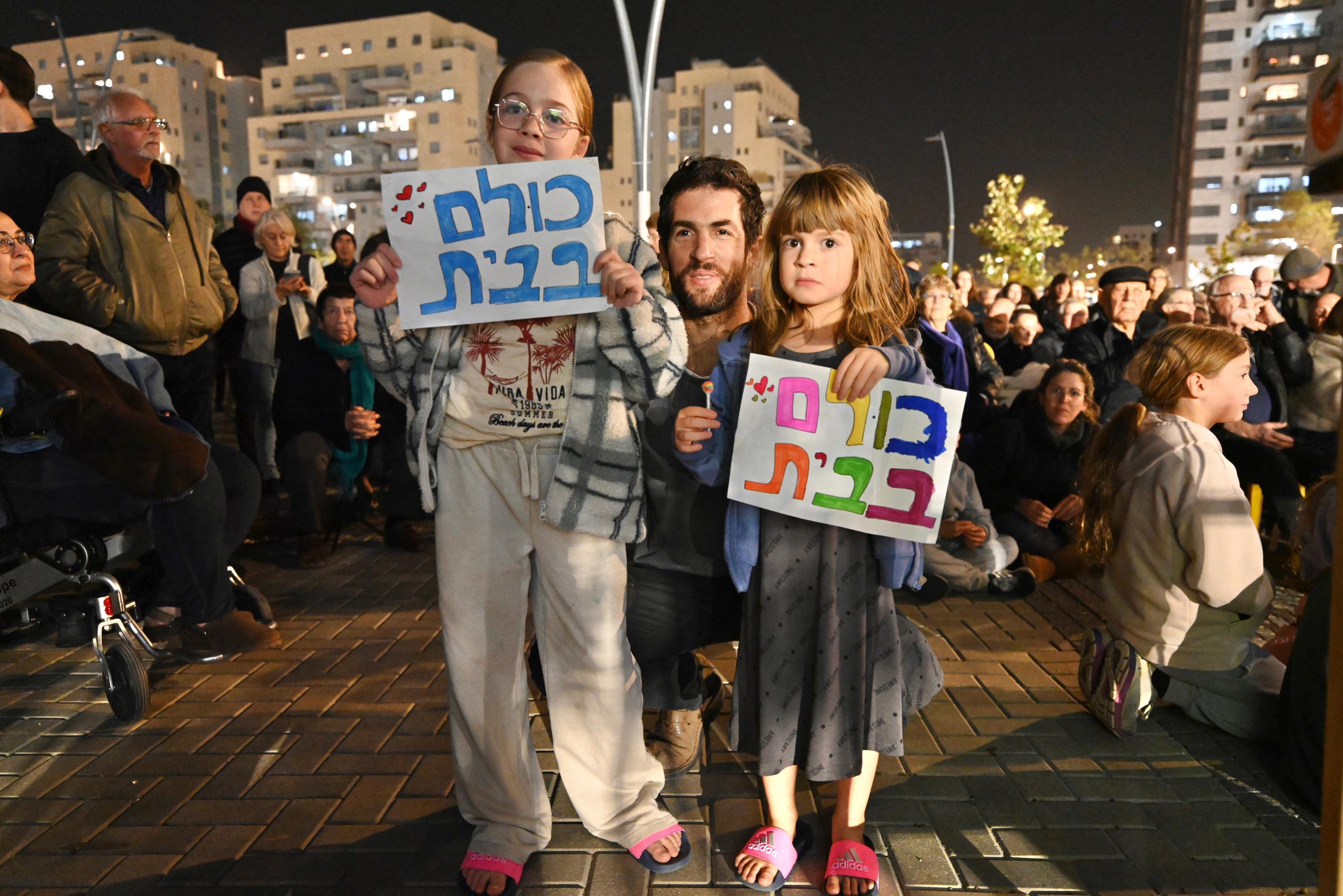 כולם חזרו: העצרת האחרונה של קהילת קיבוץ ניר עוז בכרמי גת