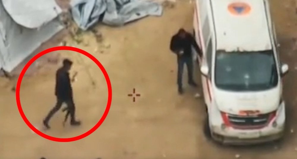 מחבלים מעמיסים אמל"ח על אמבולנס ברצועת עזה
