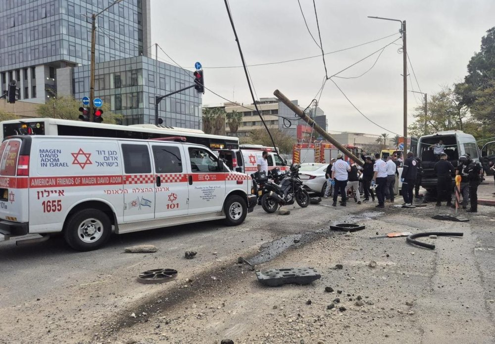 רכב הסעות התנגש בעמוד בבאר שבע