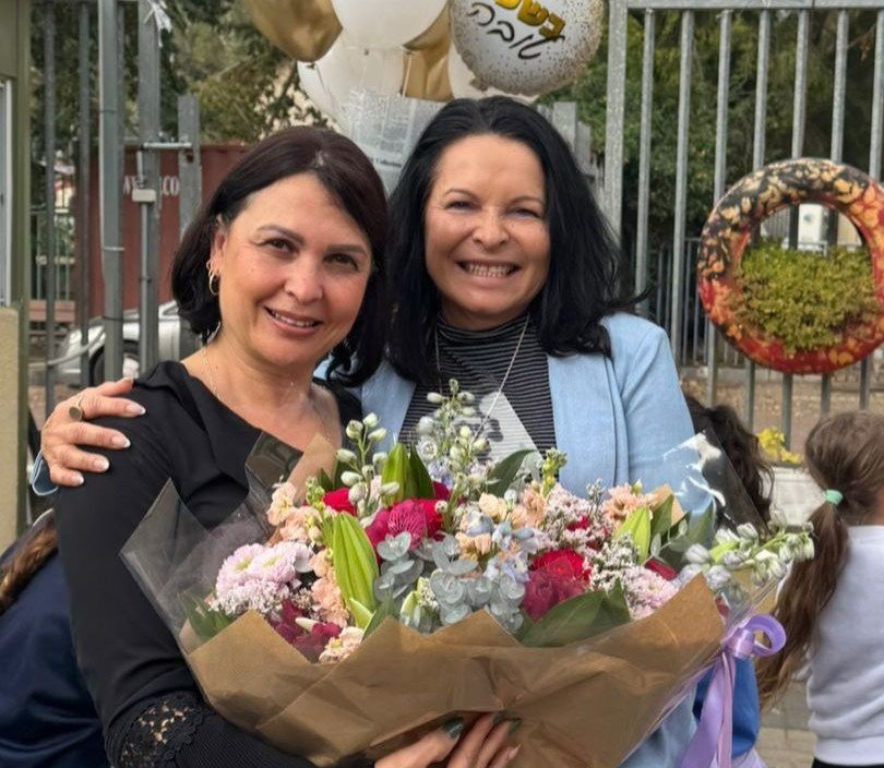 ראש המועצה המקומית תל מונד, לין קפלן (מימין), ומנהלת בית הספר דפנה דעי