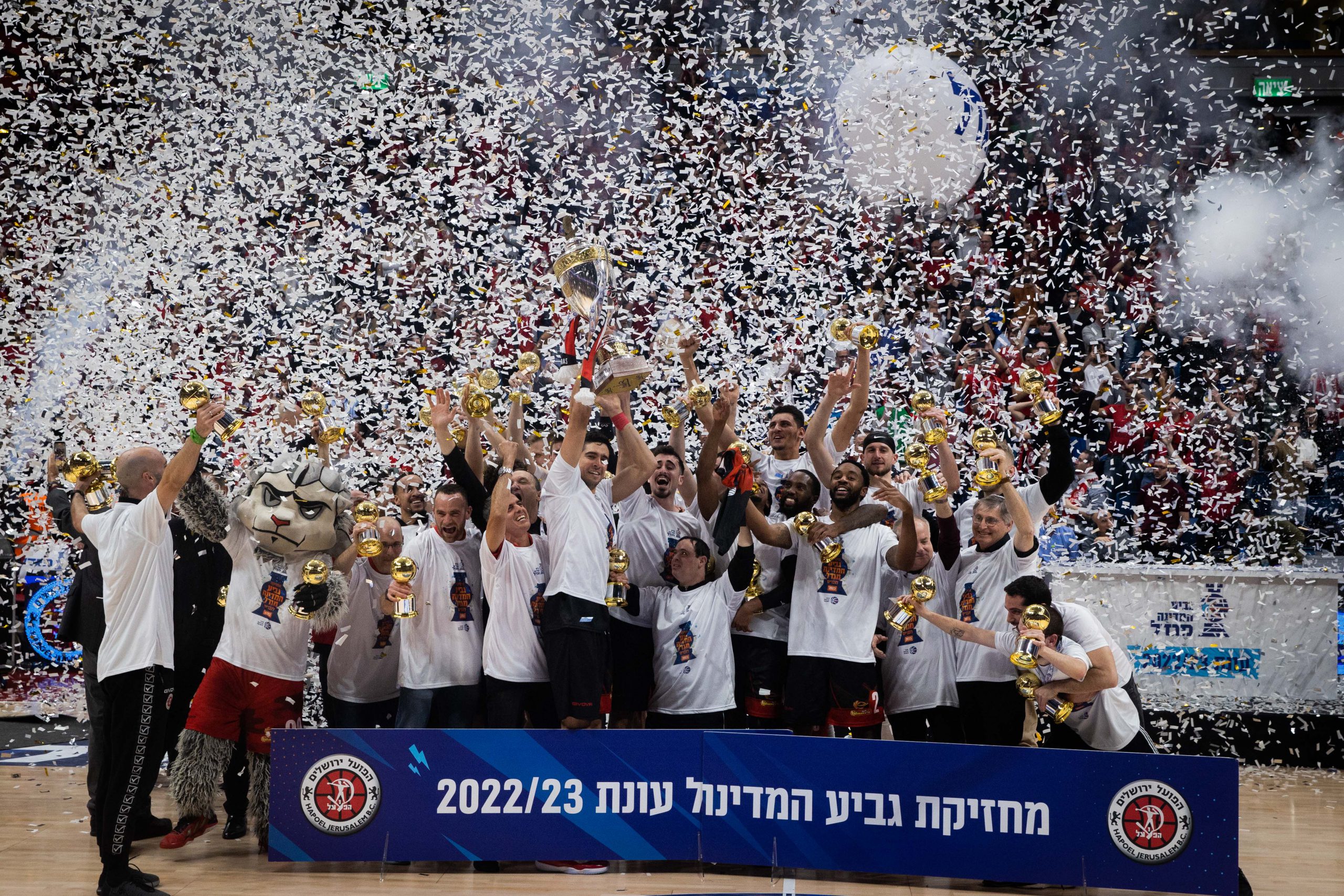 הפועל ירושלים מניפה את גביע המדינה