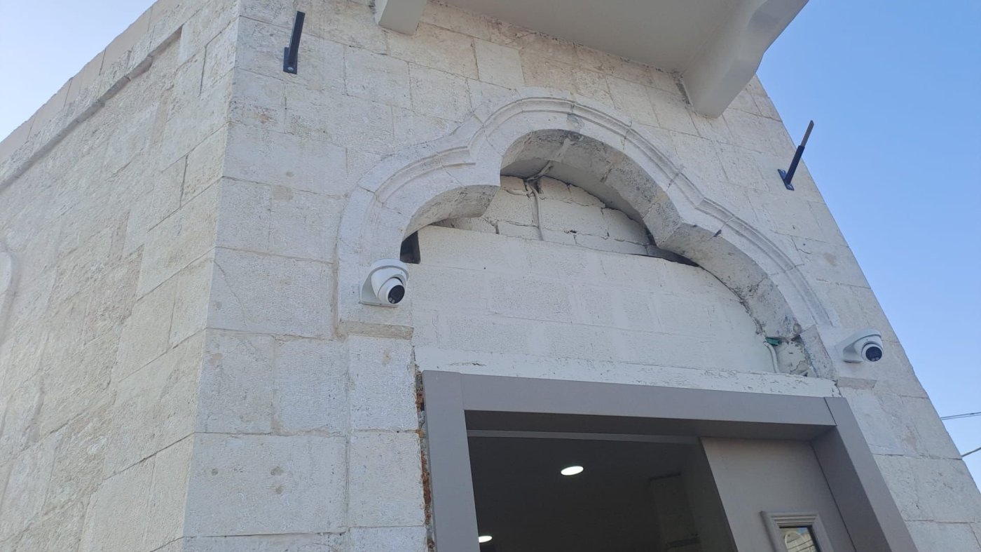 שער בית הכנסת ממנו הורדו הדגלים