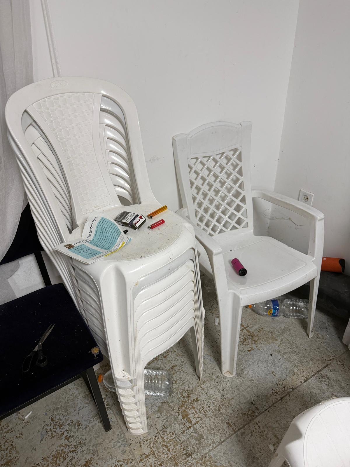 ציוד עישון בתוך בית הכנסת