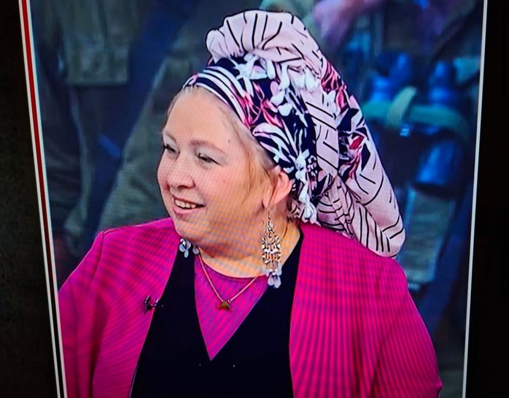איילת שליסלר עם הכיסוי ראש.