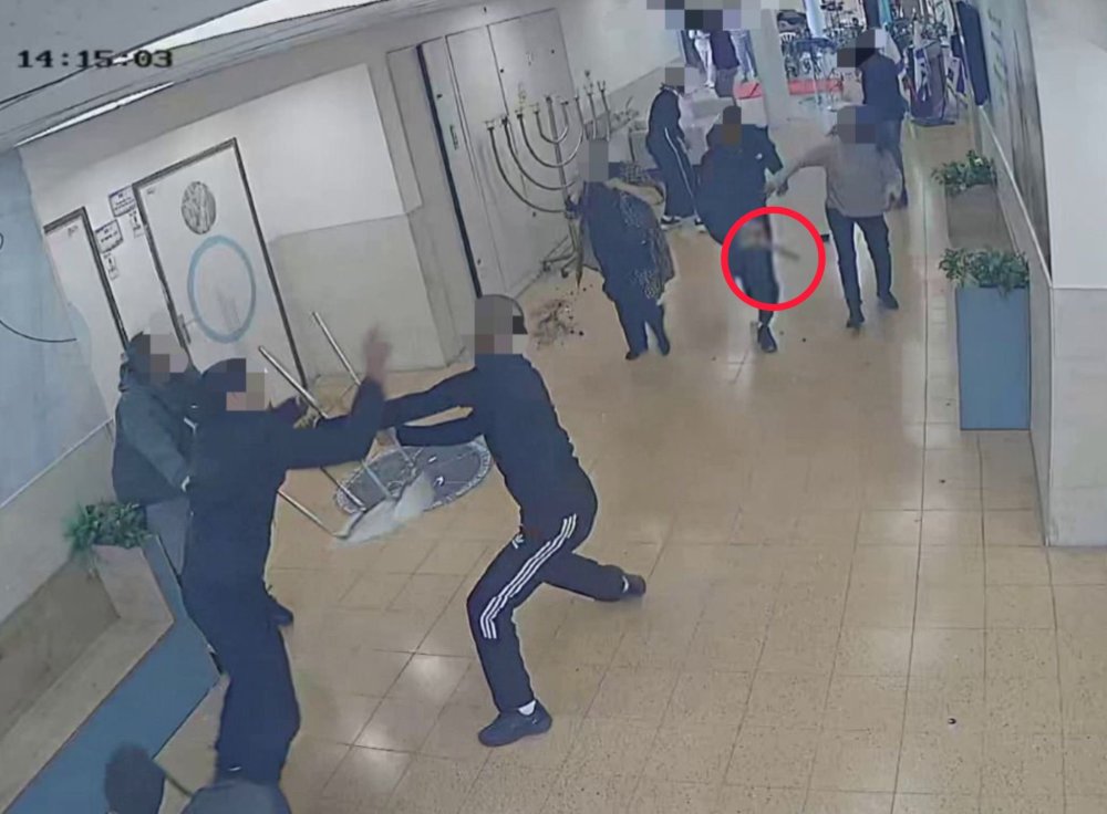 תיעוד של אחד מבני המשפחה עם הסכין