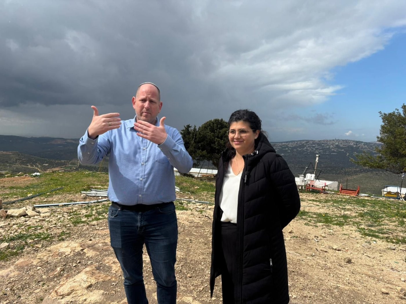 סגנית שר החוץ שרן השכל וראש מועצת קדומים עוזאל ותיק