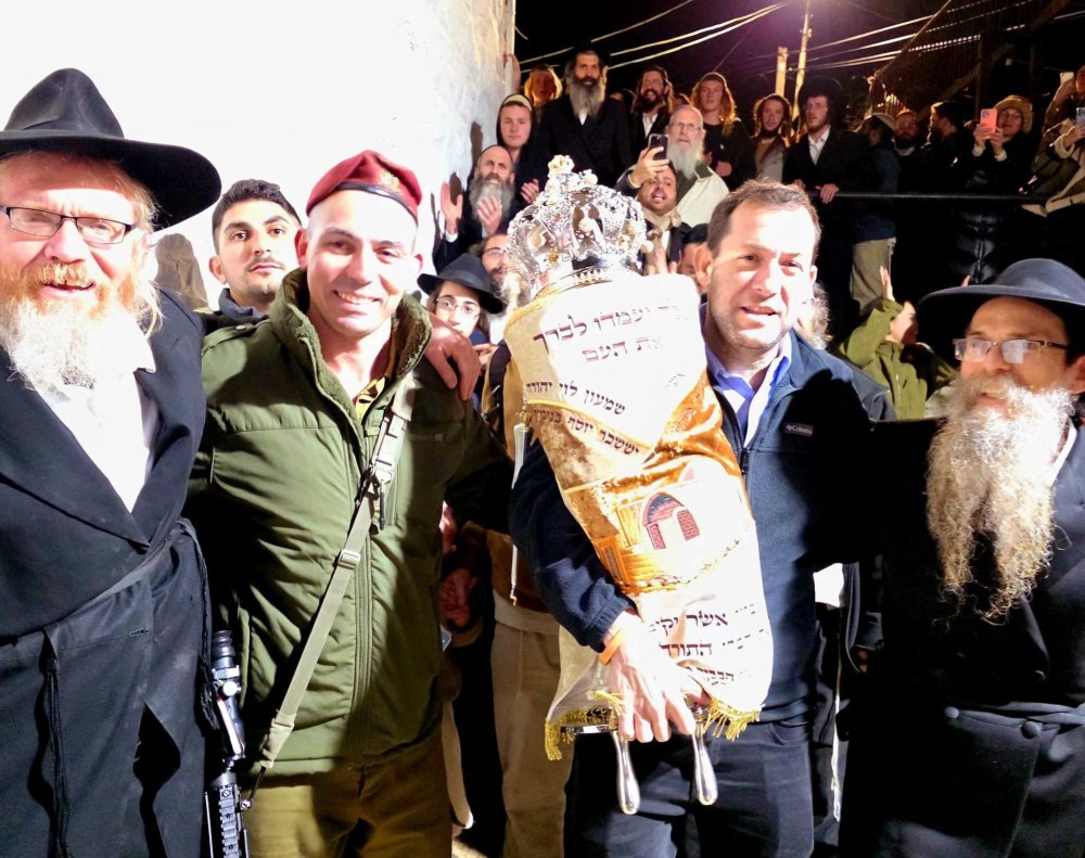 יוסי דגן בהכנסת ספר התורה