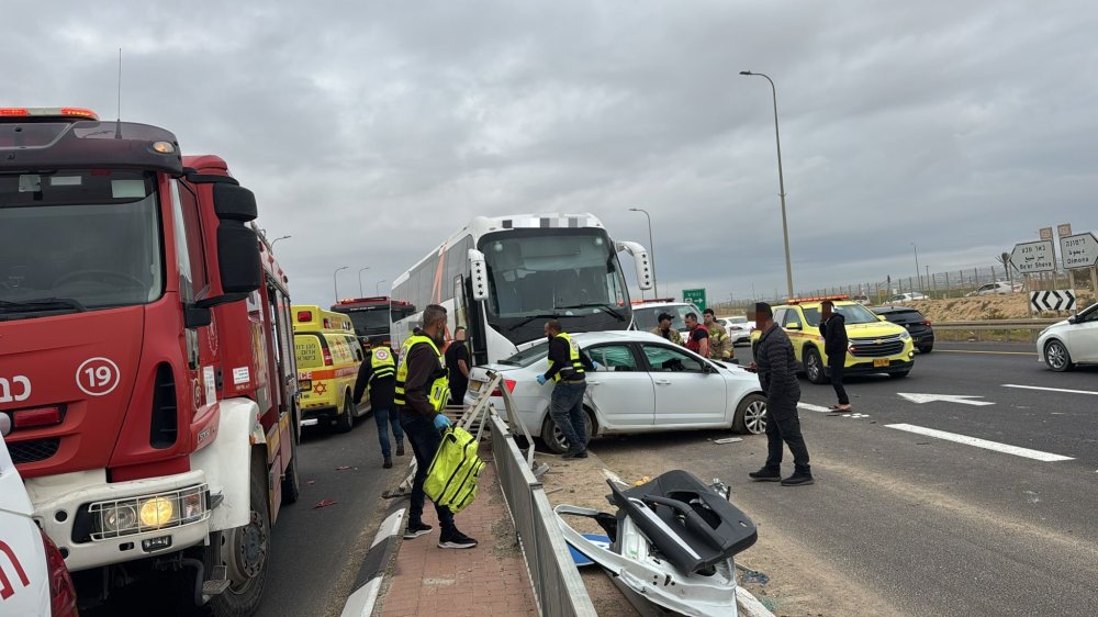 דיווח ראשוני: עשרות פצועים בתאונה בין אוטובוס לרכב פרטי