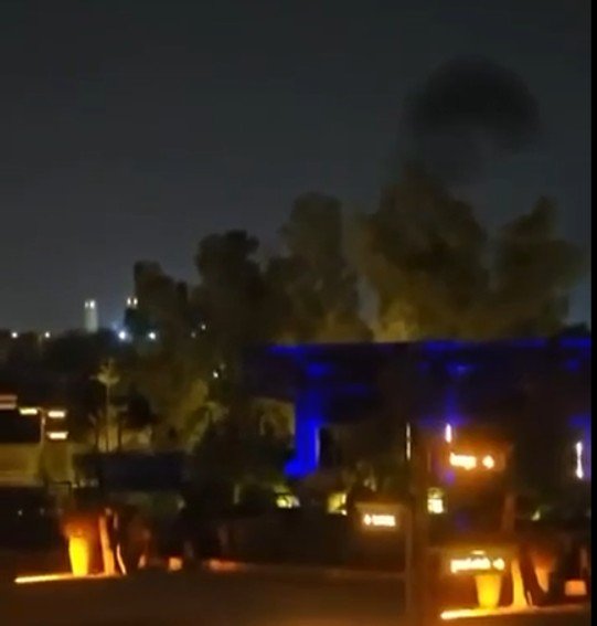 שגרירות ארה"ב בריאד עולה בלהבות