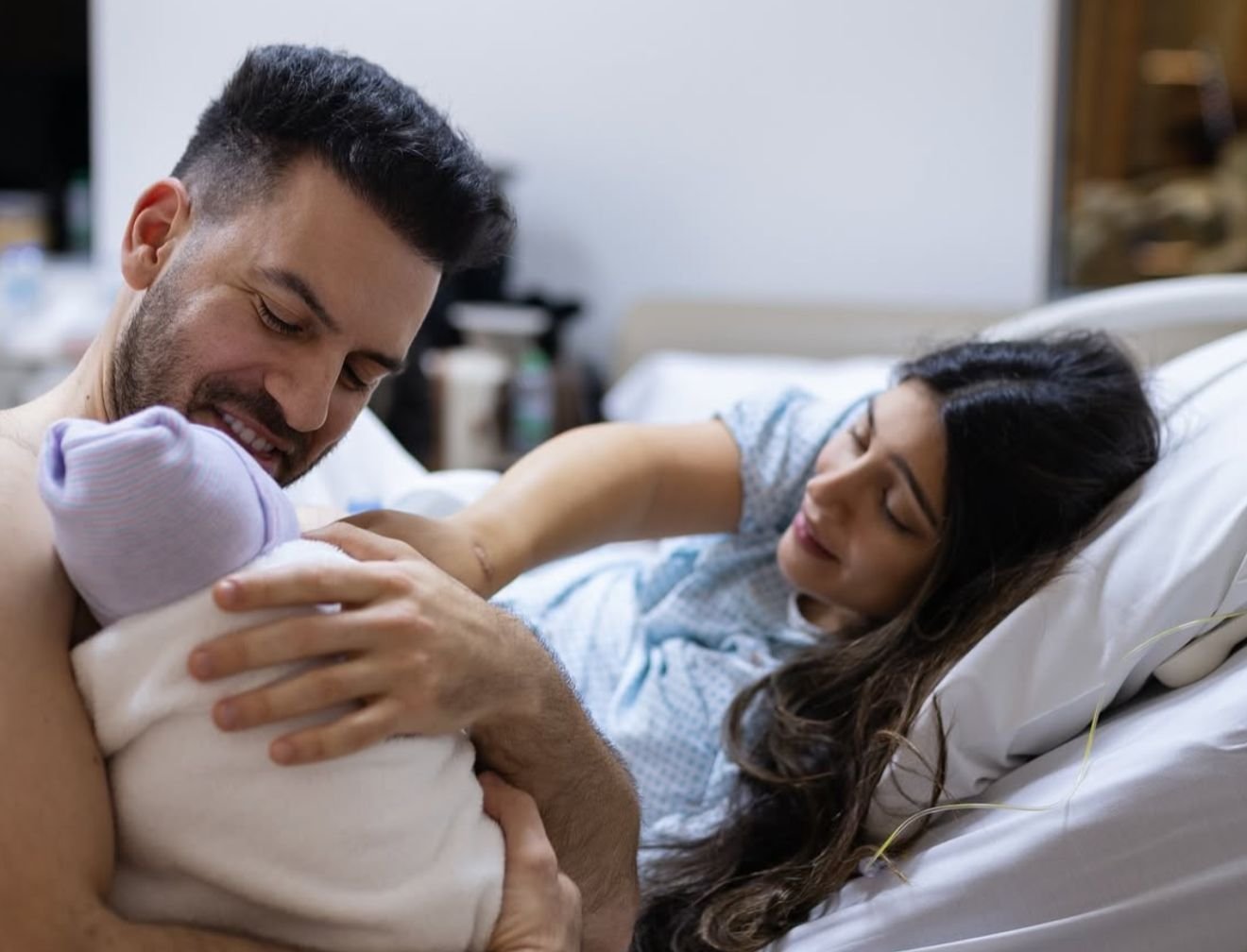 דניאלה דואק ואורי שרף רגע לאחר הלידה.