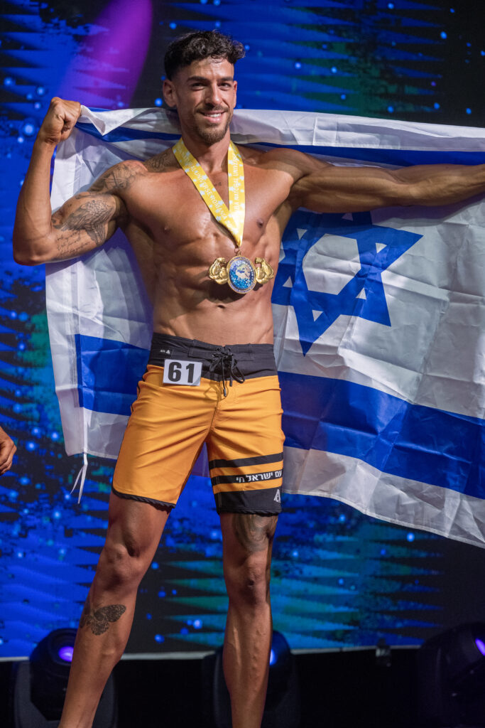תמות הניצחון של עומר ציפורי בתחרות מר יוניברס הטבעיים באירופה.