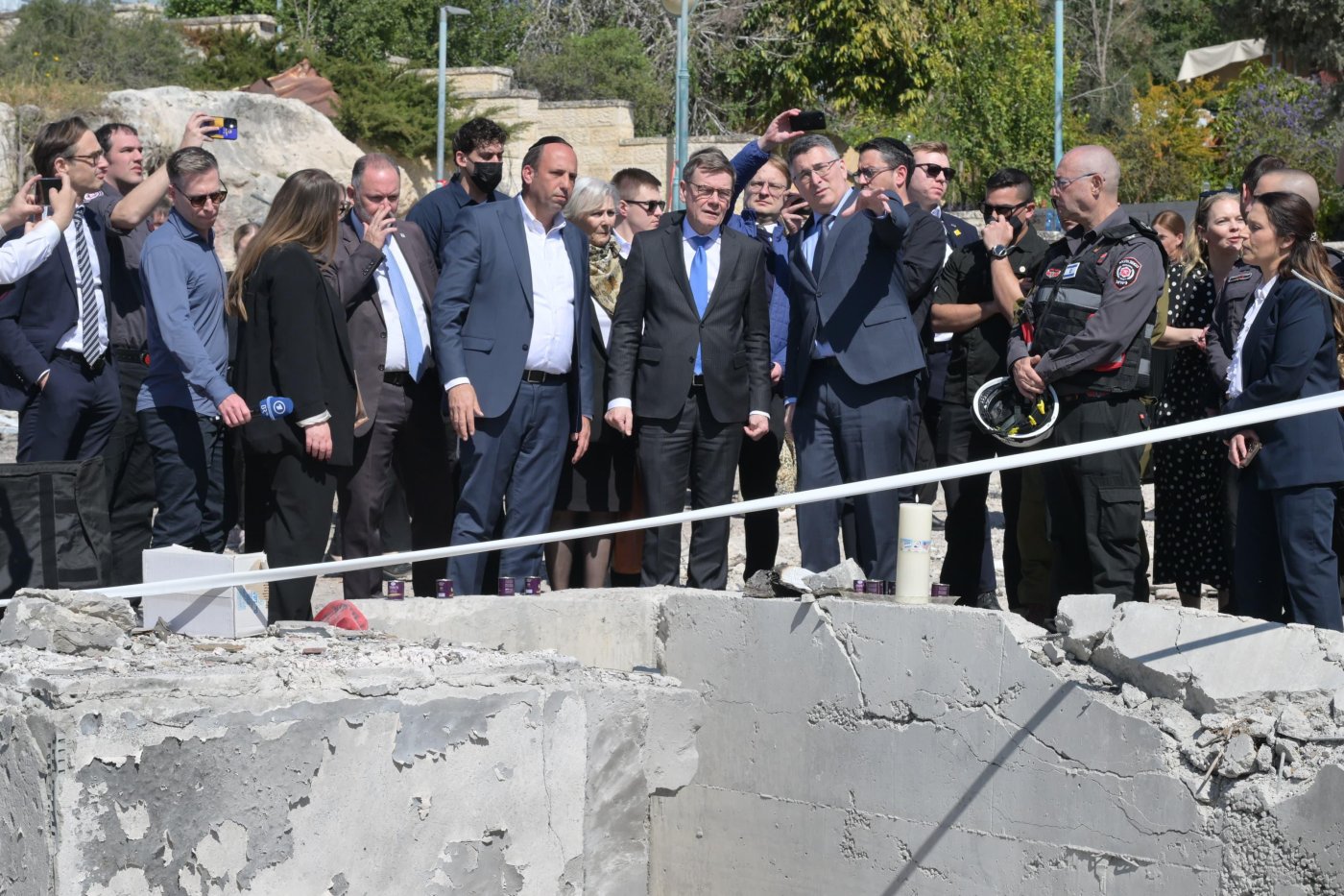 שר החוץ סער ושר החוץ הגרמני ואדפול עם ראש עיריית בית שמש בזירת פגיעת הטיל