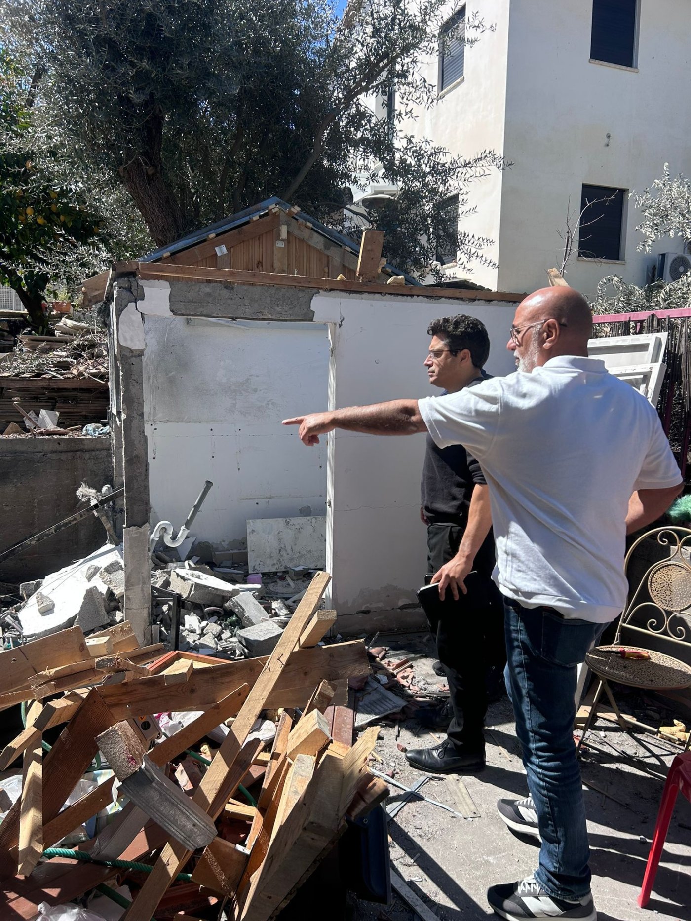 השר שיקלי עם ראש מועצת חצור הגלילית מיכאל כבסה בזירת הנפילה