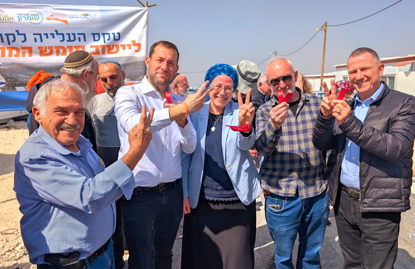 אנשי חומש תחילה חוגגים את הניצחון בחומש