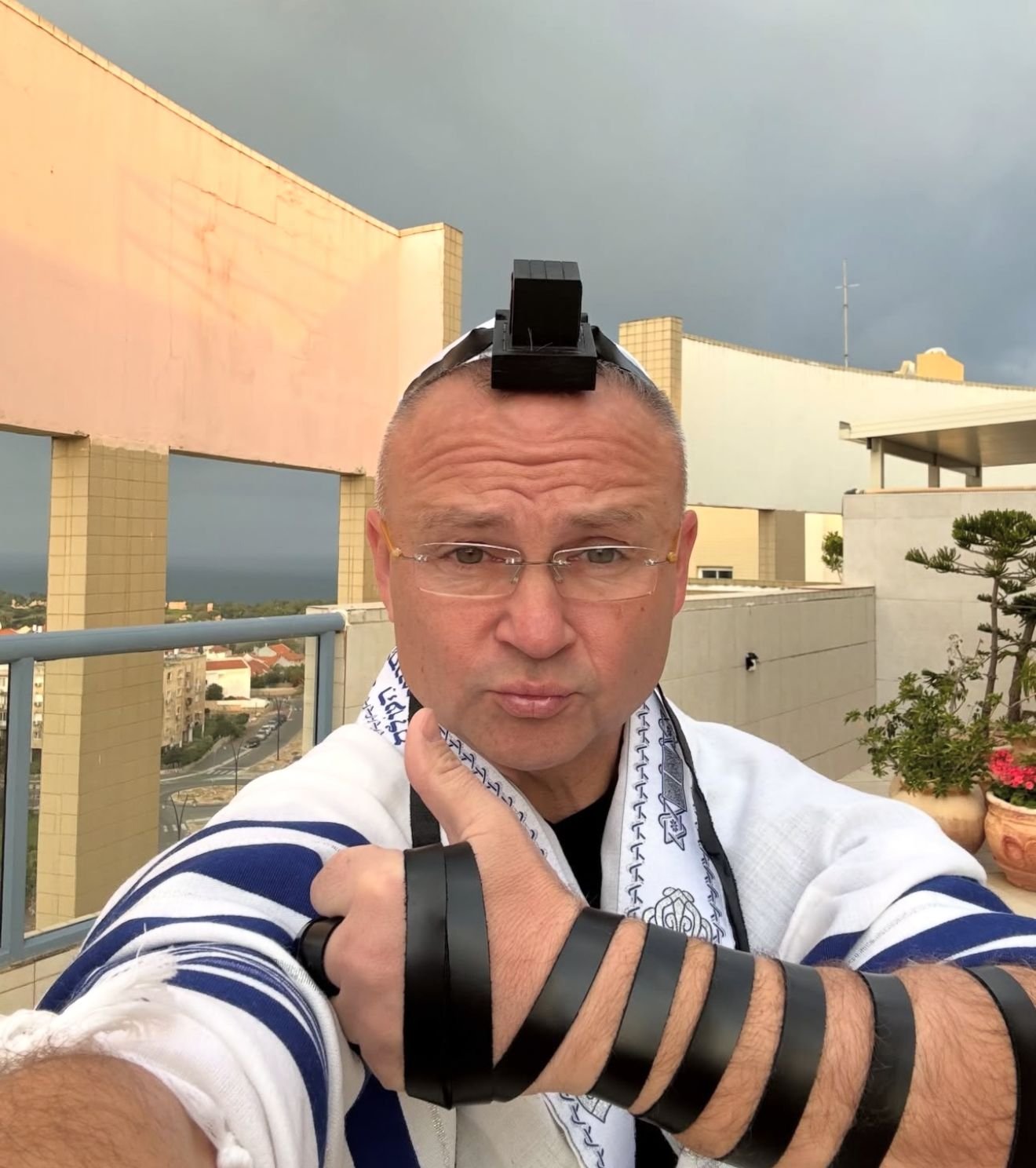 סמיון מניח תפילין.