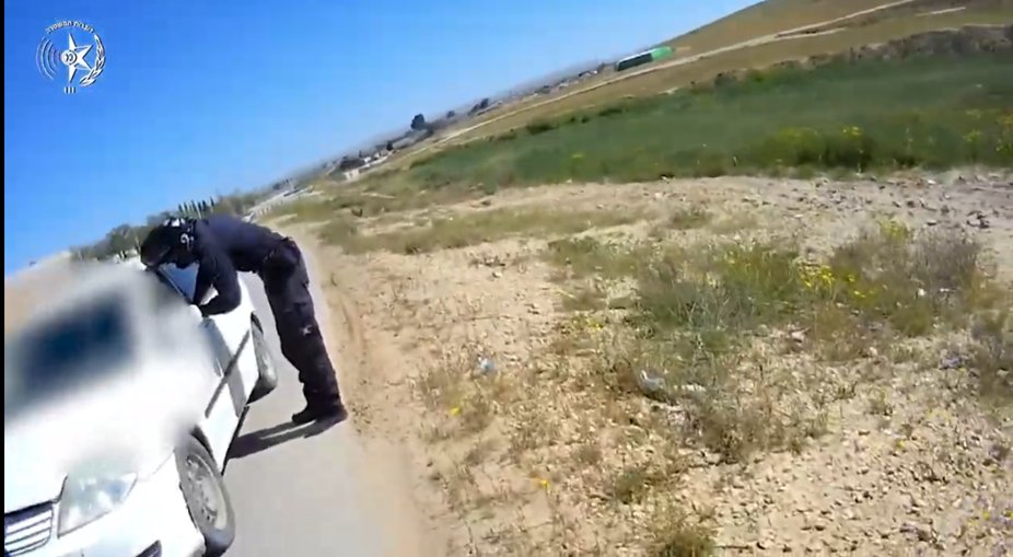 תיעוד נורא: נער בן 15 מסיע ברכב את אחיו בני ה-6 וה-8