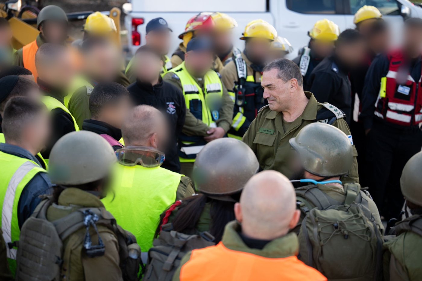 הרמטכ"ל עם טכנאי חיל האוויר לפני היציאה למבצע