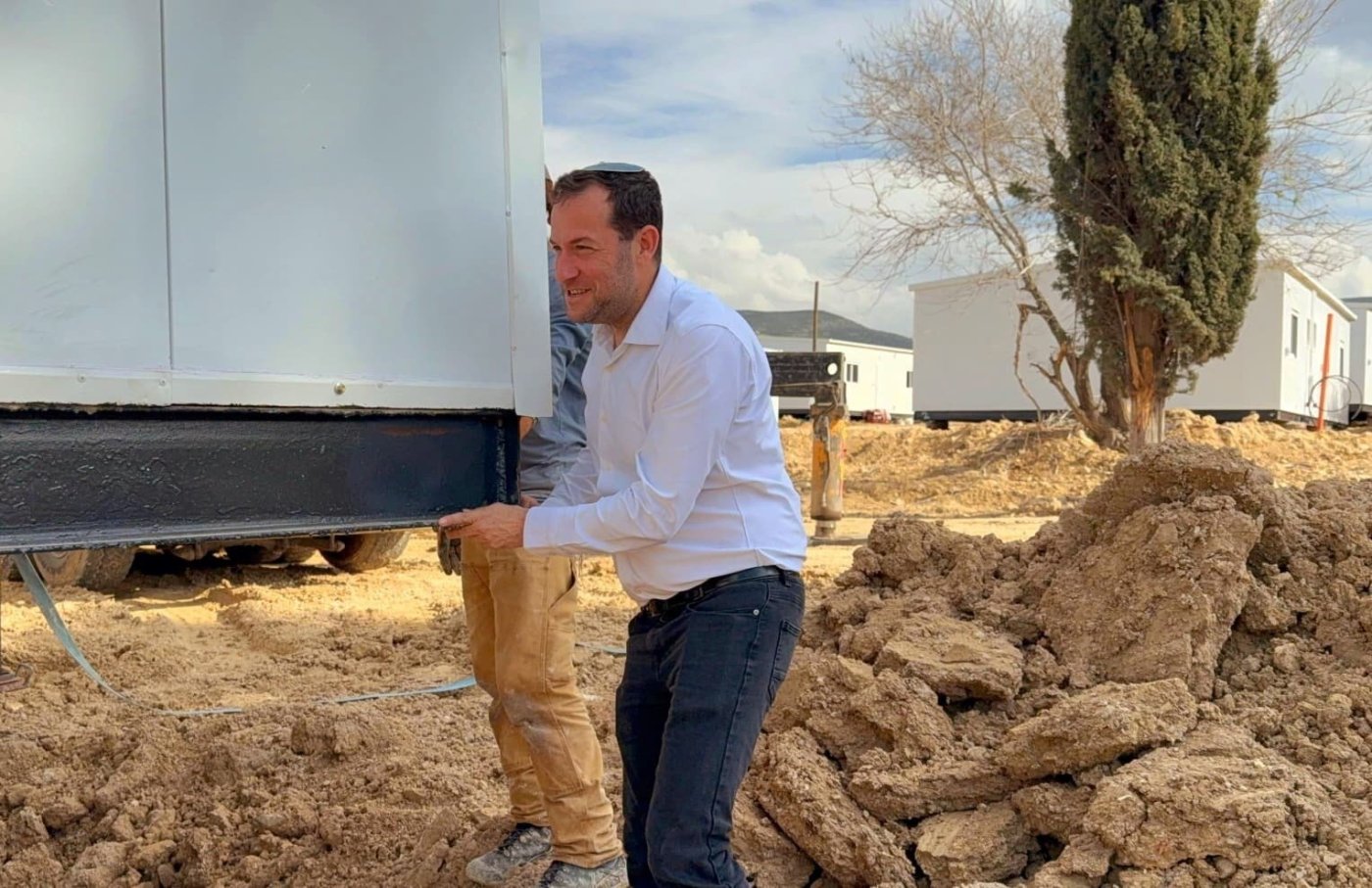 יוסי דגן מניח את הקרוואן