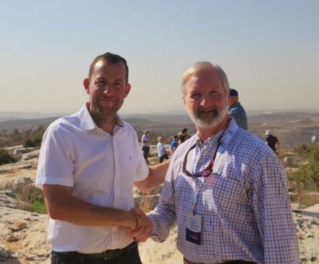 מוביל החקיקה חבר בית הנבחרים כריס טוד עם ראש מועצת שומרון יוסי דגן ב"מרפסת של המדינה" בפדואל שבשומרון