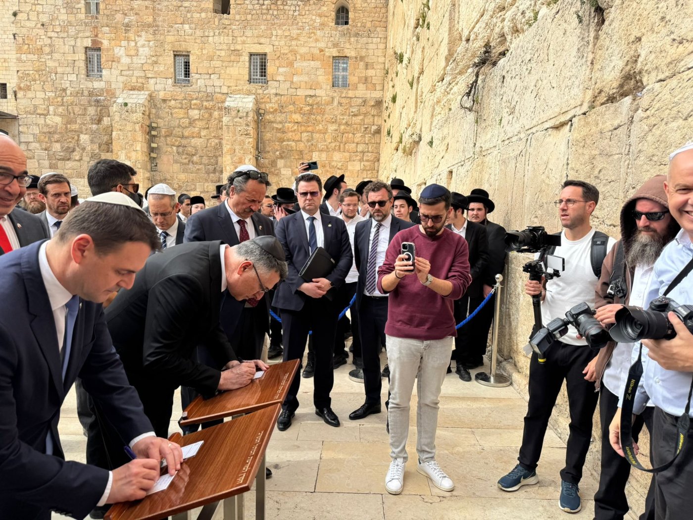 סער ושר החוץ הצ'כי בכותל המערבי