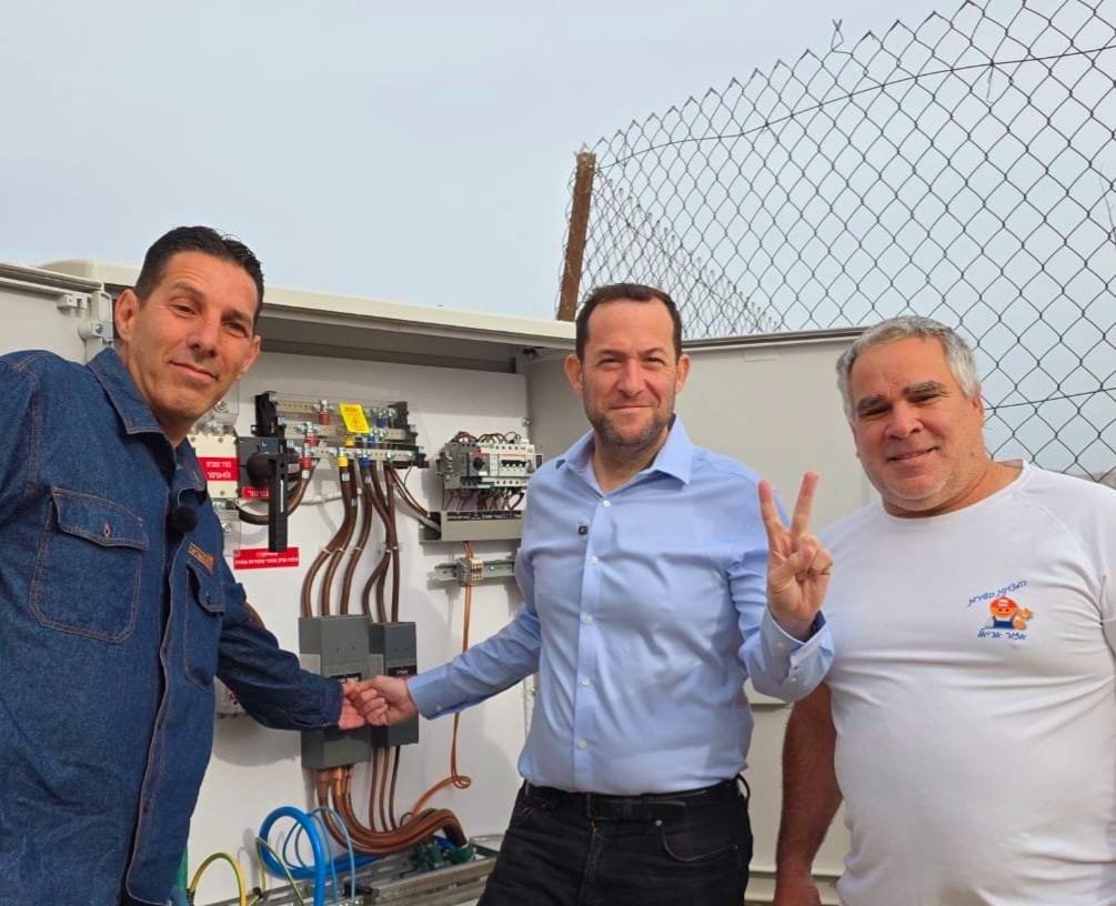 יוסי דגן עם עובדי חברת החשמל