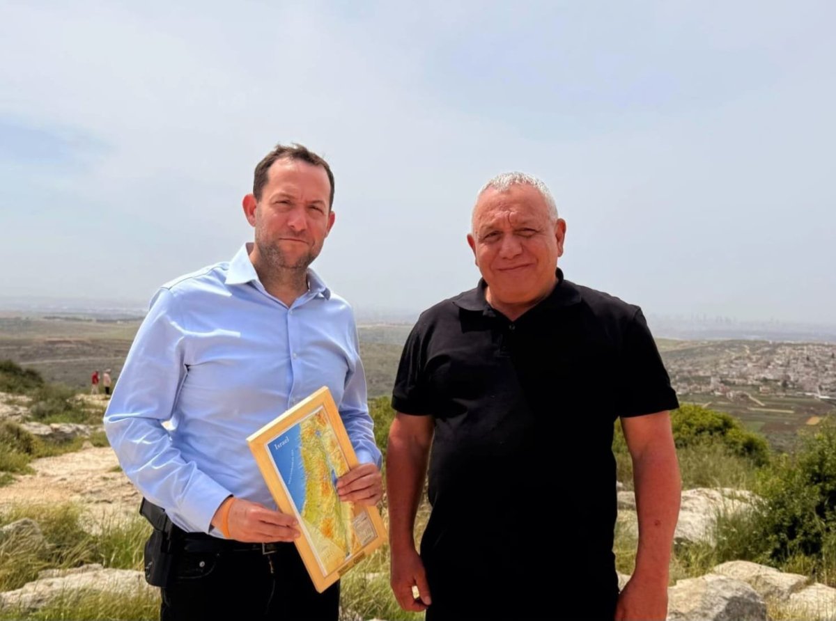 מפקד האוגדה חזר הביתה: גדי איזנקוט סייר עם דגן בשומרון