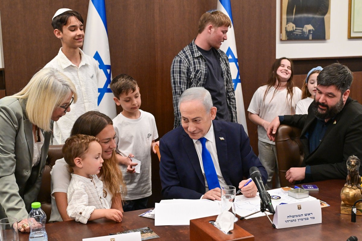 ראש הממשלה נתניהו עם אלמנות ויתומי צה״ל