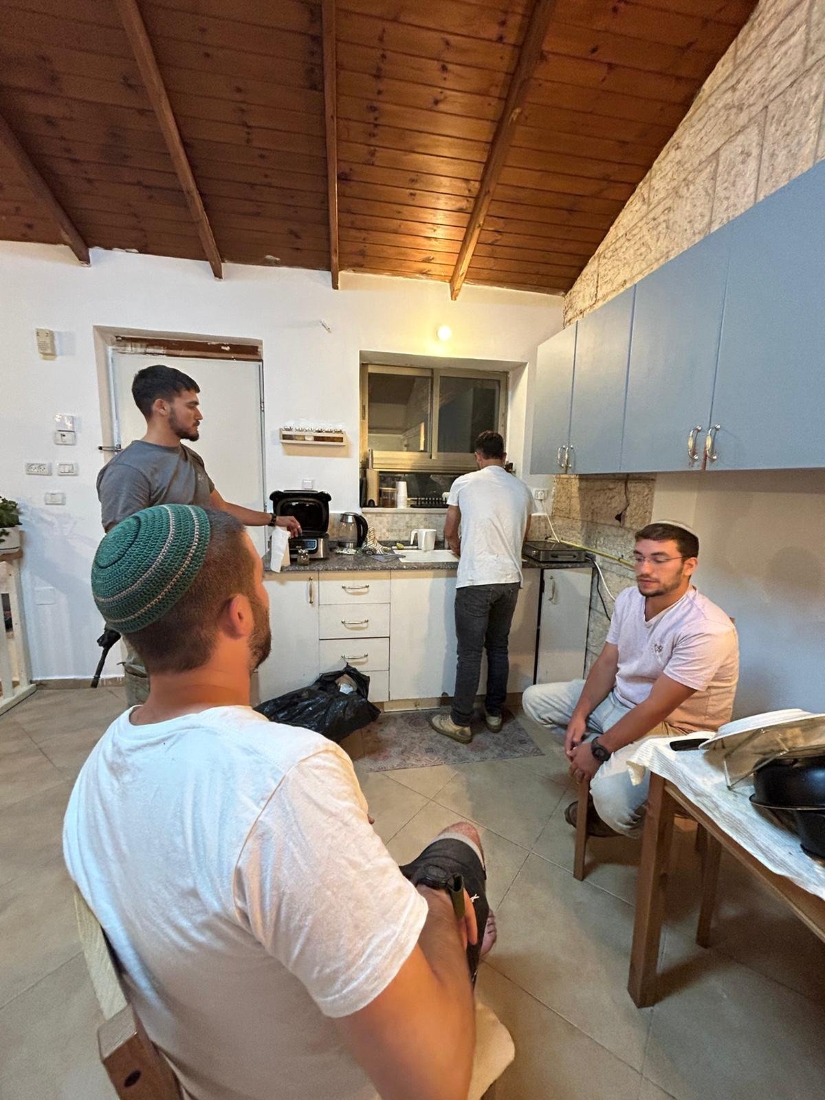 החברים של עברי ממשיכים במסורת