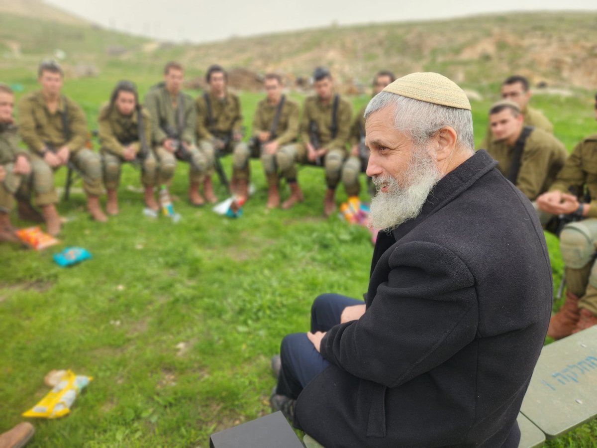 הרב תמיר גרנות עם לוחמים