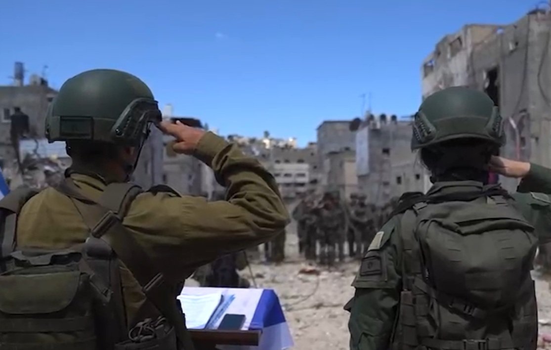 לוחמים מצדיעים לנופלים בצפירה ביום הזיכרון 2026