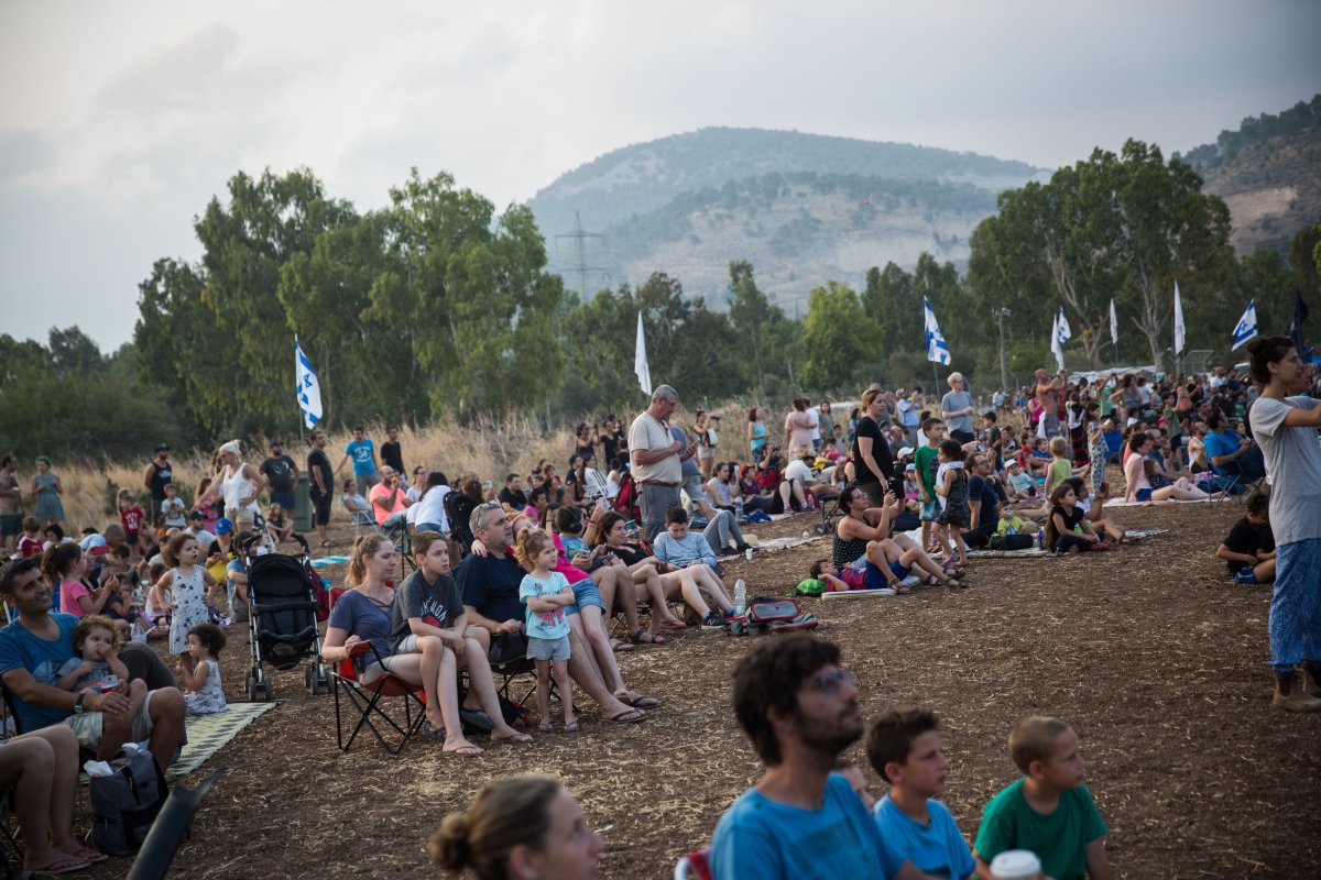 מבלים במעיין חרוד (ארכיון)