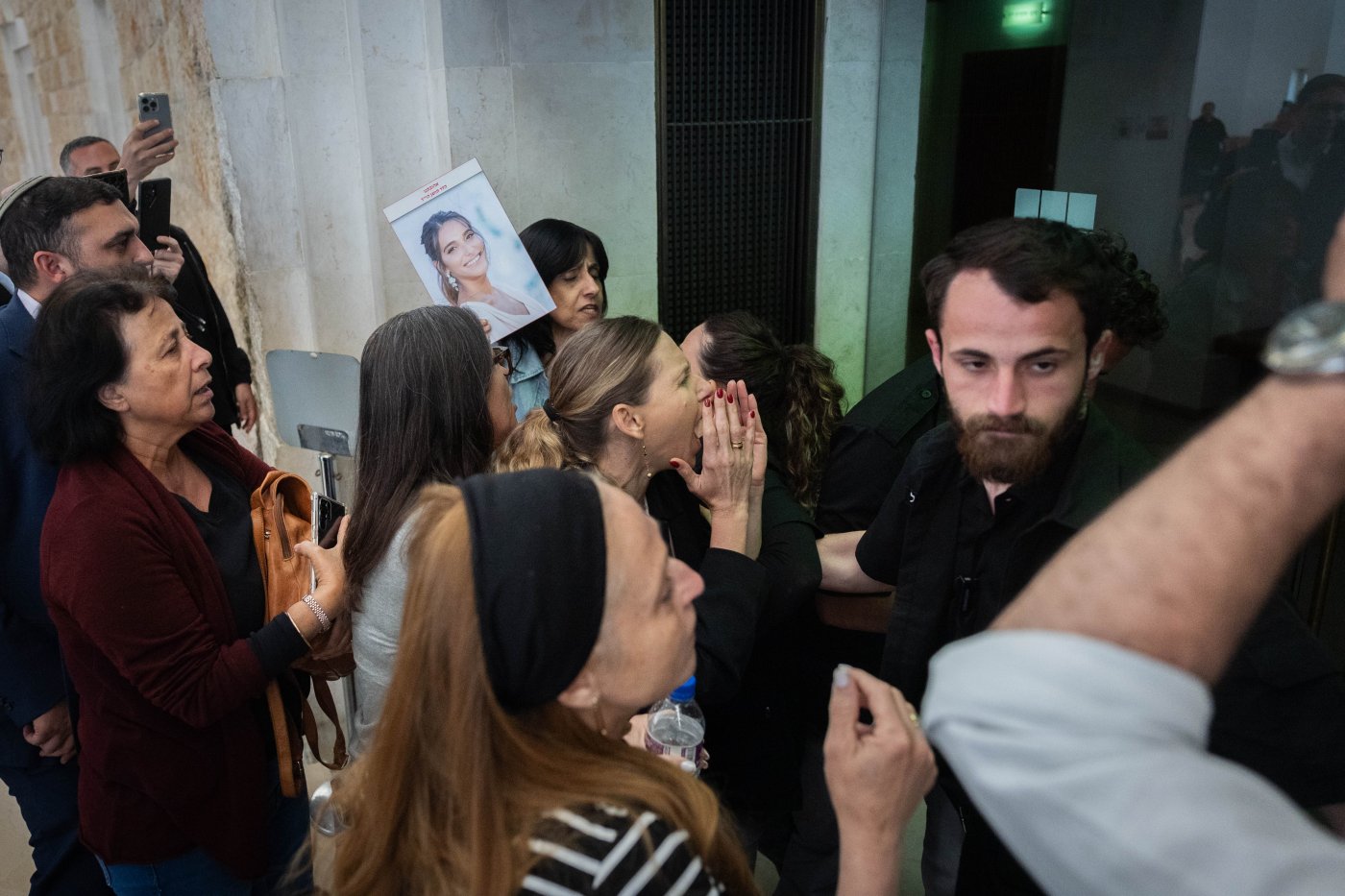 מתוך המהומות היום מחוץ לדיון על ועדה ממלכתית
