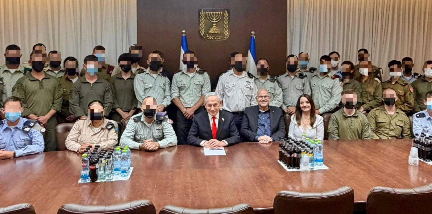 נתניהו לצד חיילים נוצרים.