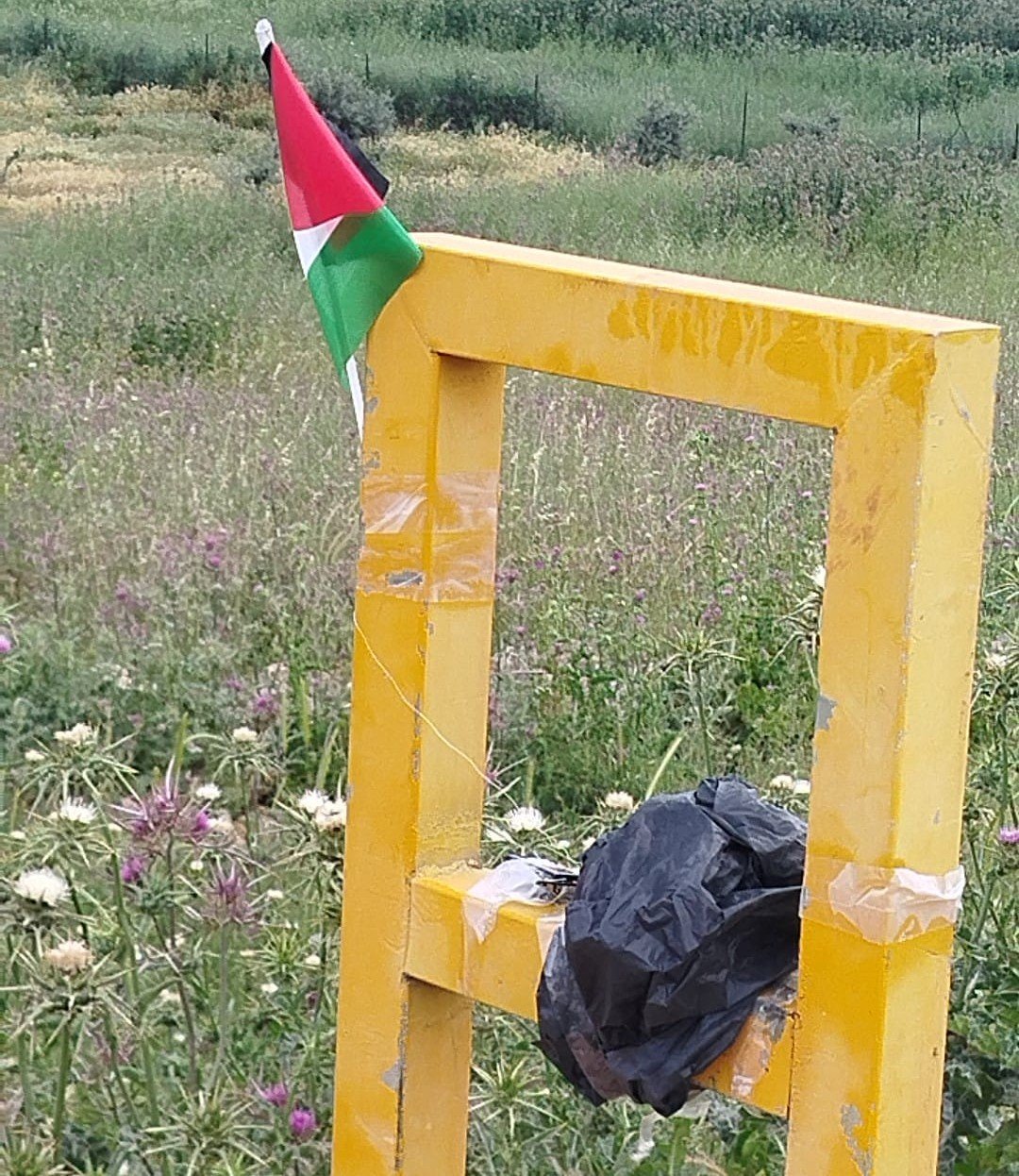 הדגל מחובר למטען