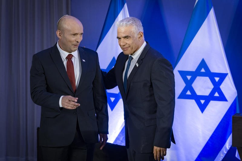 נחשף: זה האיש שתפר את האיחוד בין בנט ללפיד