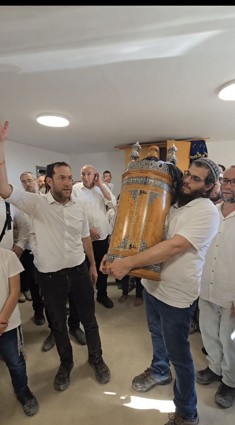 שלמה חלפון מחזיר את ספר התורה לשא-נור