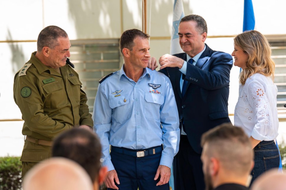 שר הביטחון והרמטכ"ל בהענקת הדרגות לעומר טישלר