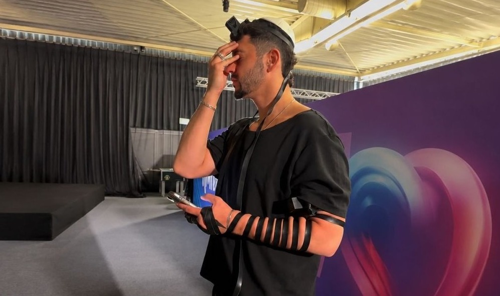 נועם בתן מניח תפילין