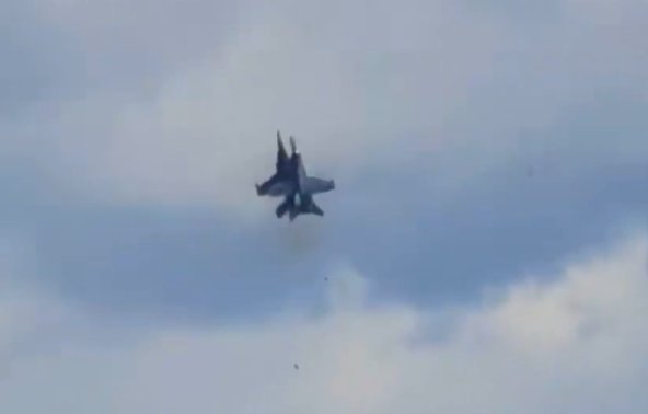 תיעוד דרמטי: מטוסי קרב התנגשו באוויר והתרסקו