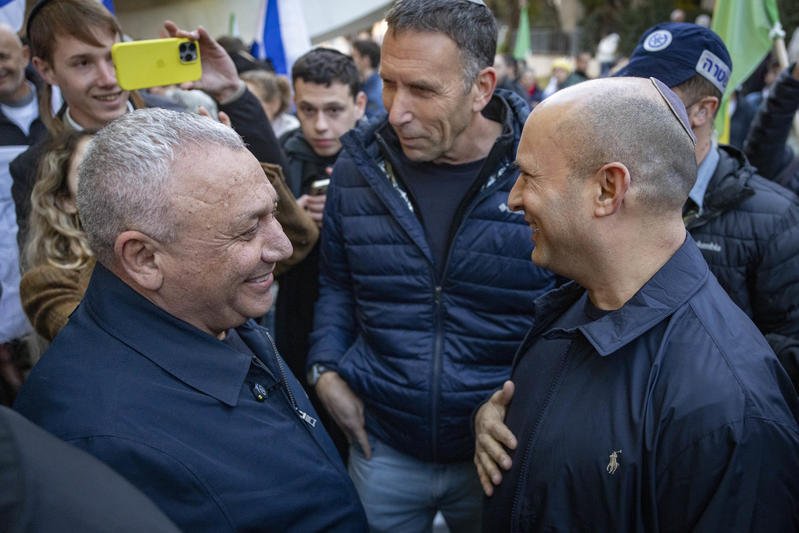 נפתלי בנט וגדי איזנקוט בהודעה משותפת
