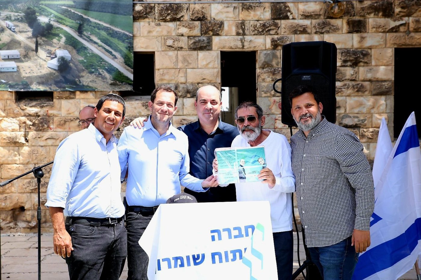 בתמונה ראש מועצת שומרון מעניק הוקרה לאחד הנהגים הוותיקים בחלפ בשא-נור.