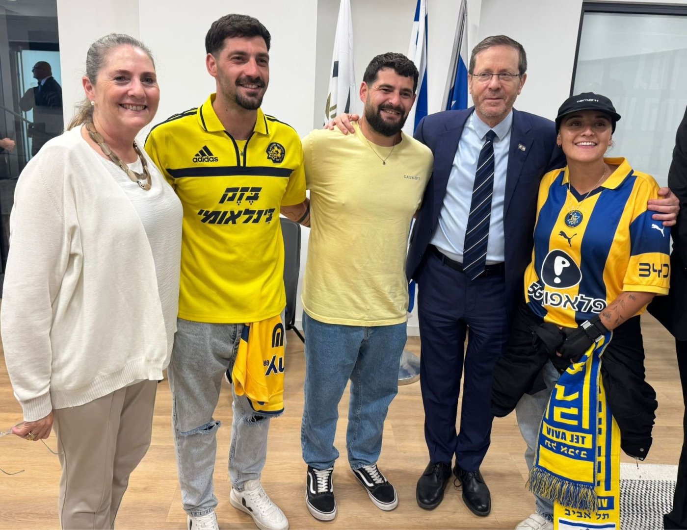 נשיא המדינה יצחק הרצוג ורעייתו מיכל נפגשו במהלך גמר גביע המדינה בכדורגל עם שורדי השבי אמילי דמארי, גלי ברמן וזיו ברמן