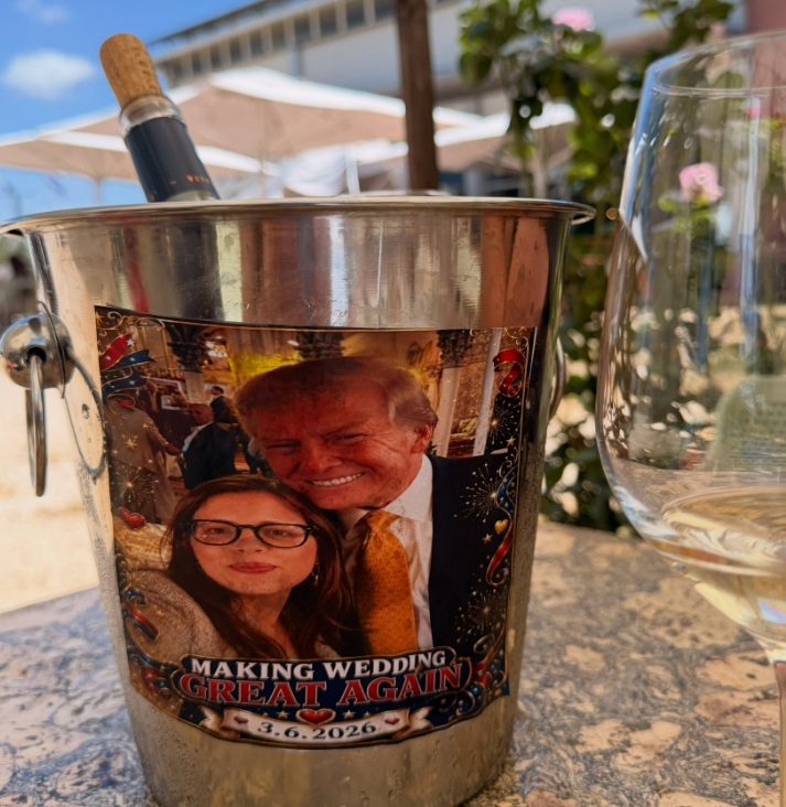 דלי הקרח עם תמונתם של קראוס וטראמפ