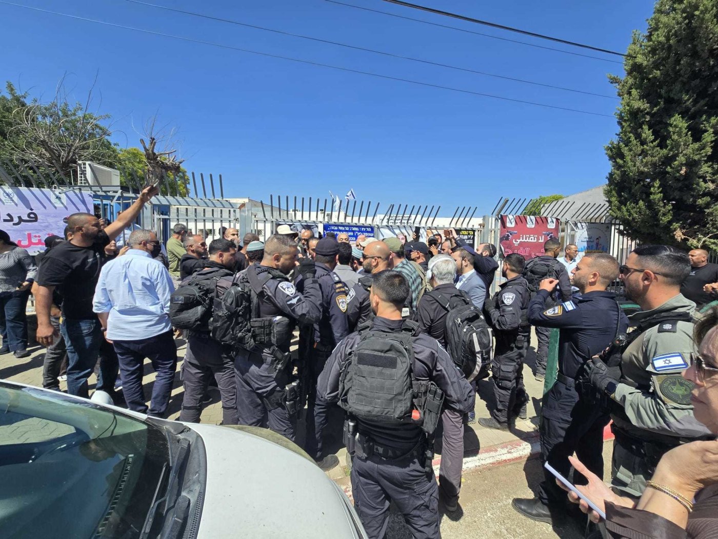 התושבים מונעים את הכניסה לבית הספר