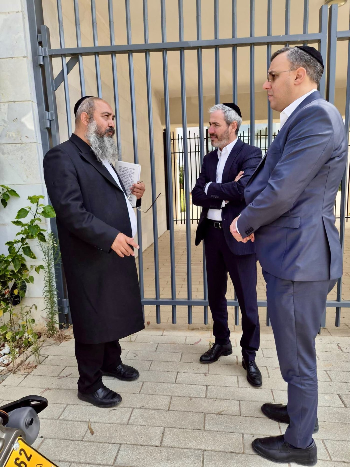משריקי וטייב בכניסה לכלא 10