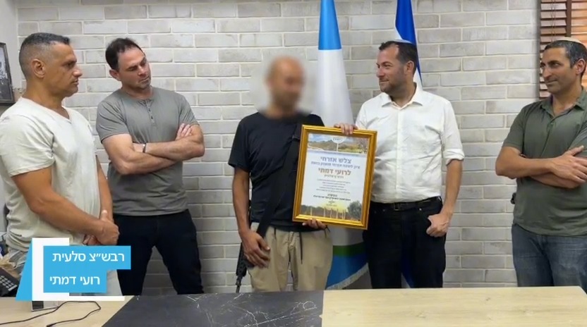 דגן מעניק את הצל"ש לרועי דמתי