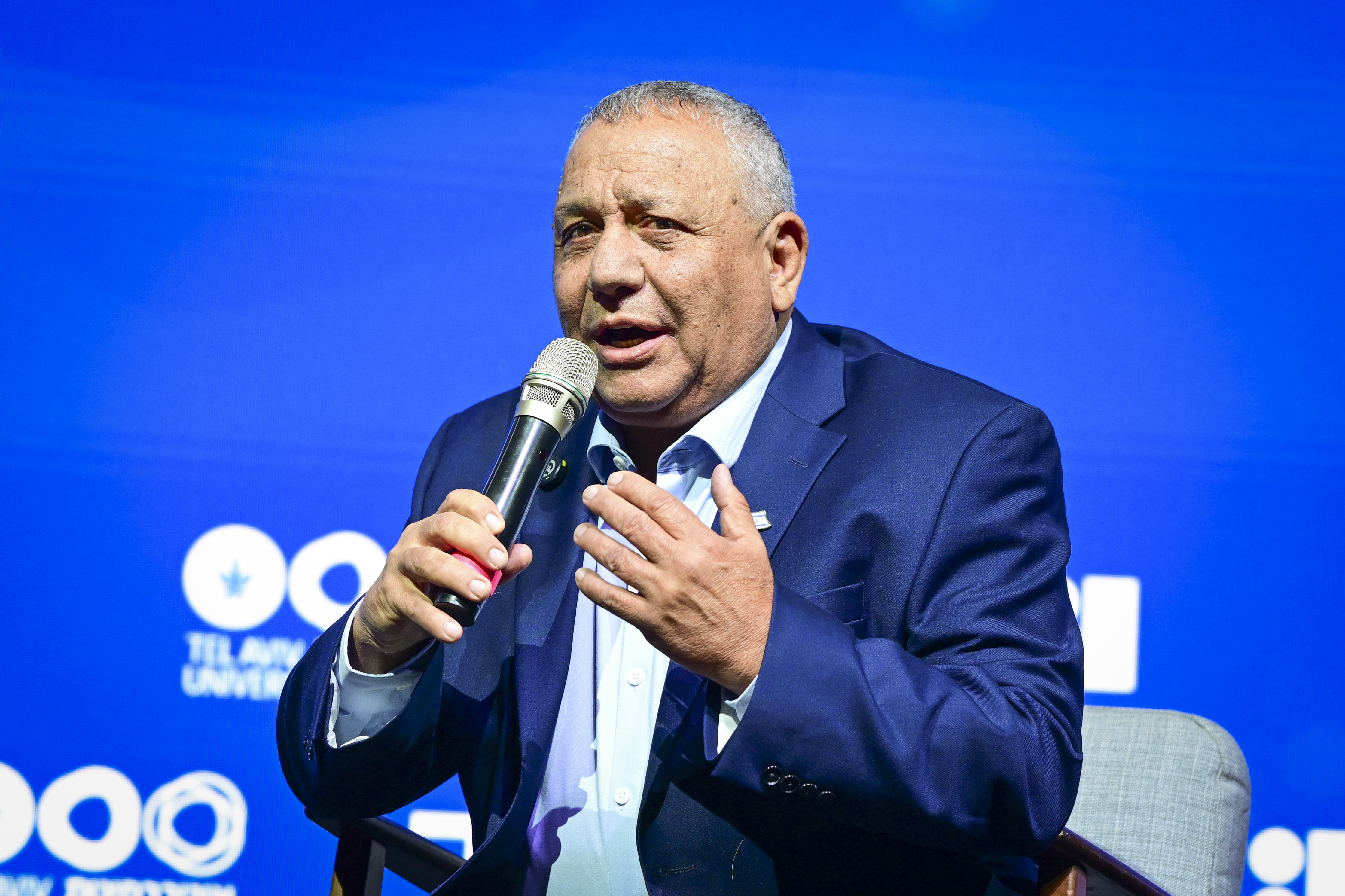איזנקוט מוביל לראשונה על נתניהו